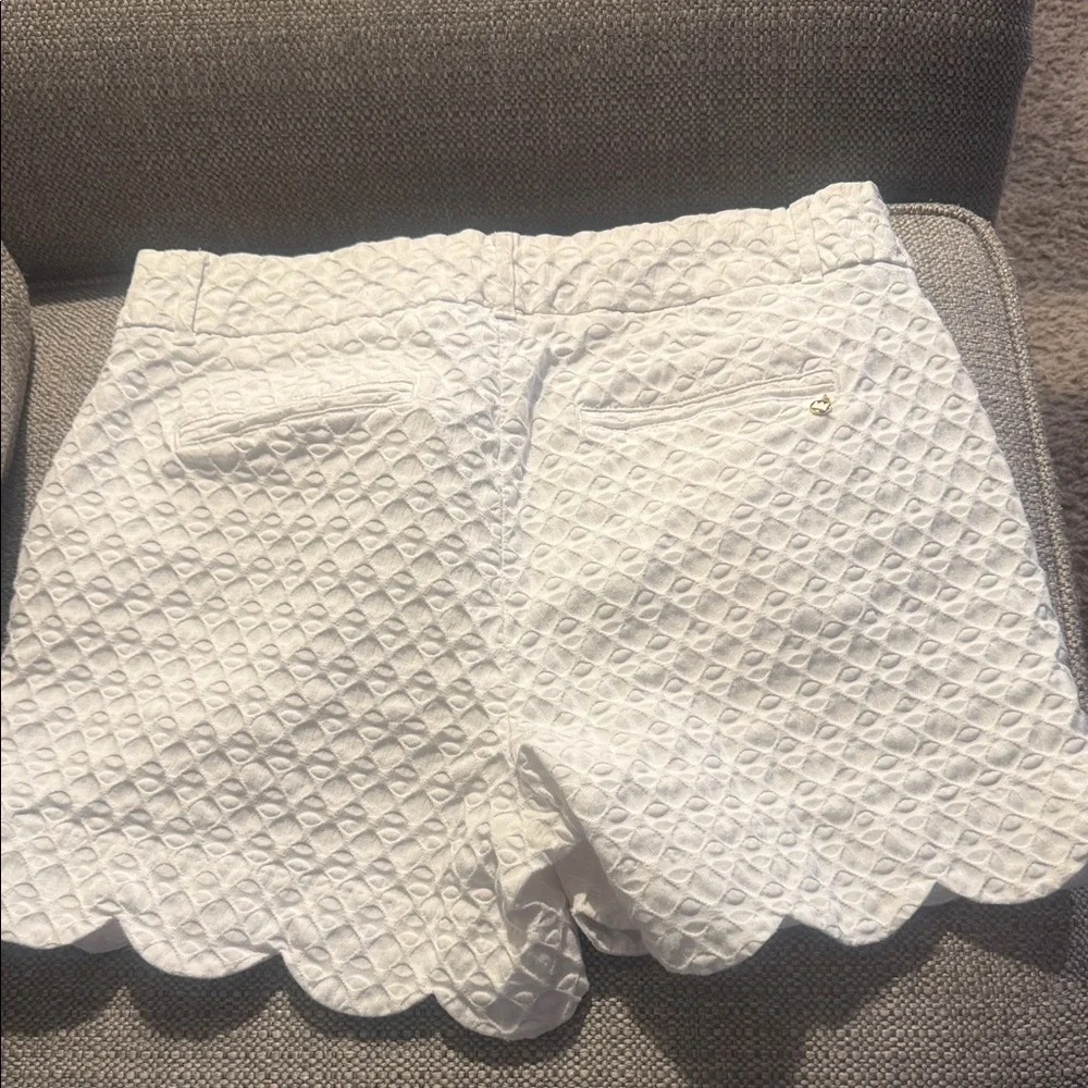 Crown & Ivy White Textured Scalloped Shorts - Picture 3 of 5